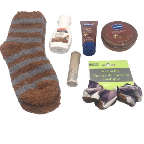 Cozy Socks & Hair Accessory Gift Set Vaseline Intensive Care Cocoa Glow w/Fuzzy - Picture 3 of 15